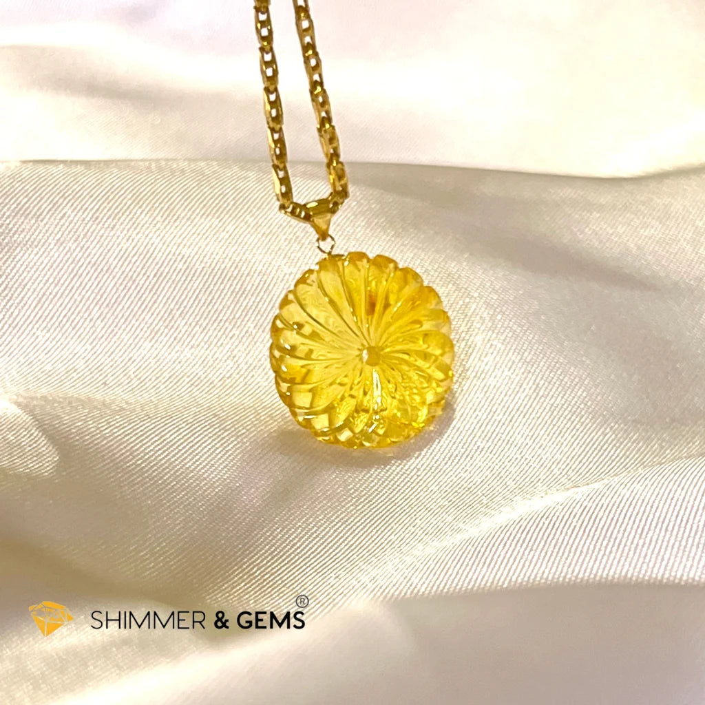 Golden Wheel Beeswax Amber 18k Gold Pendant (Winds of Change)