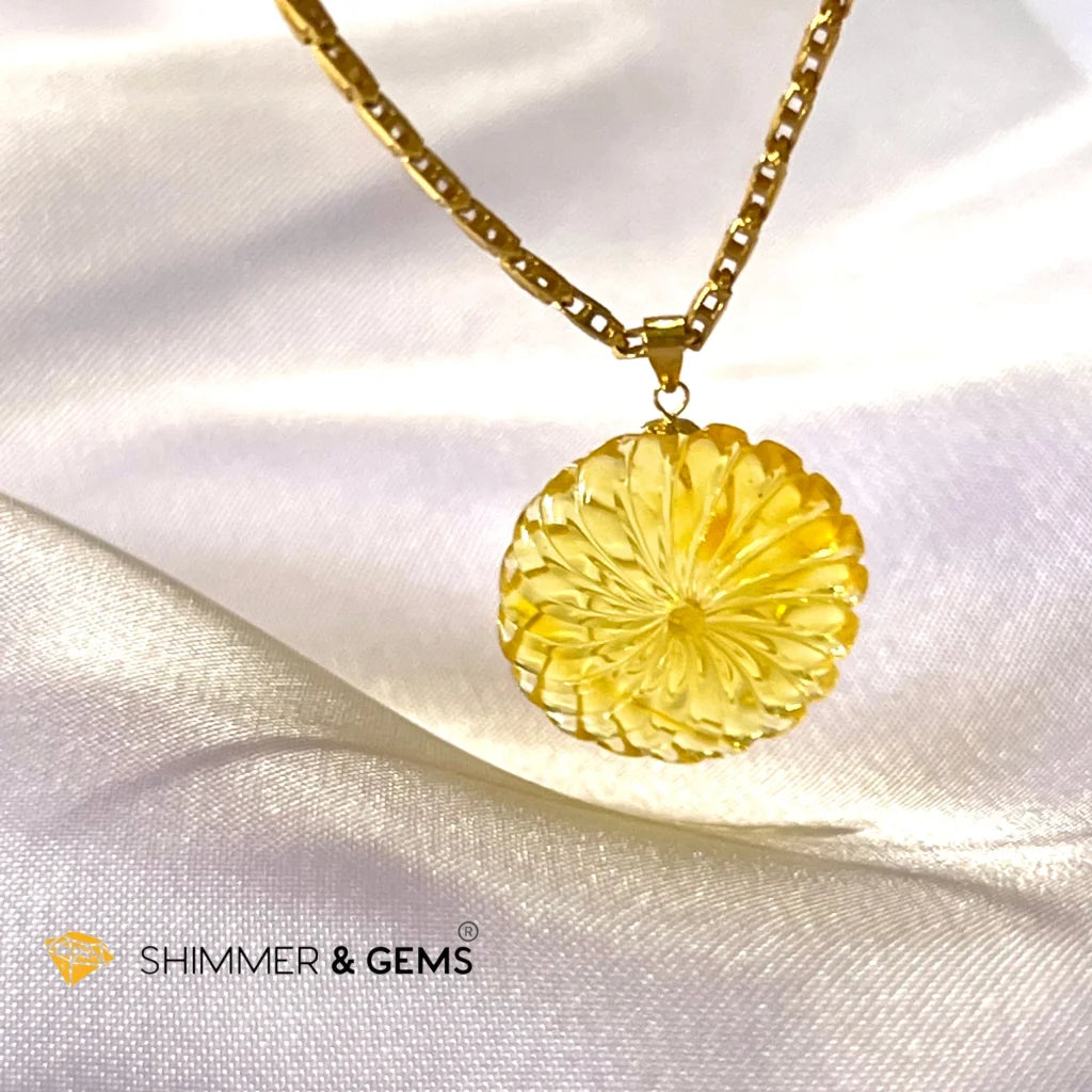 Golden Wheel Beeswax Amber 18k Gold Pendant (Winds of Change)